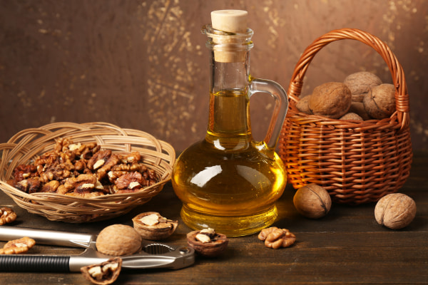 روغن-گردو-در-ناف